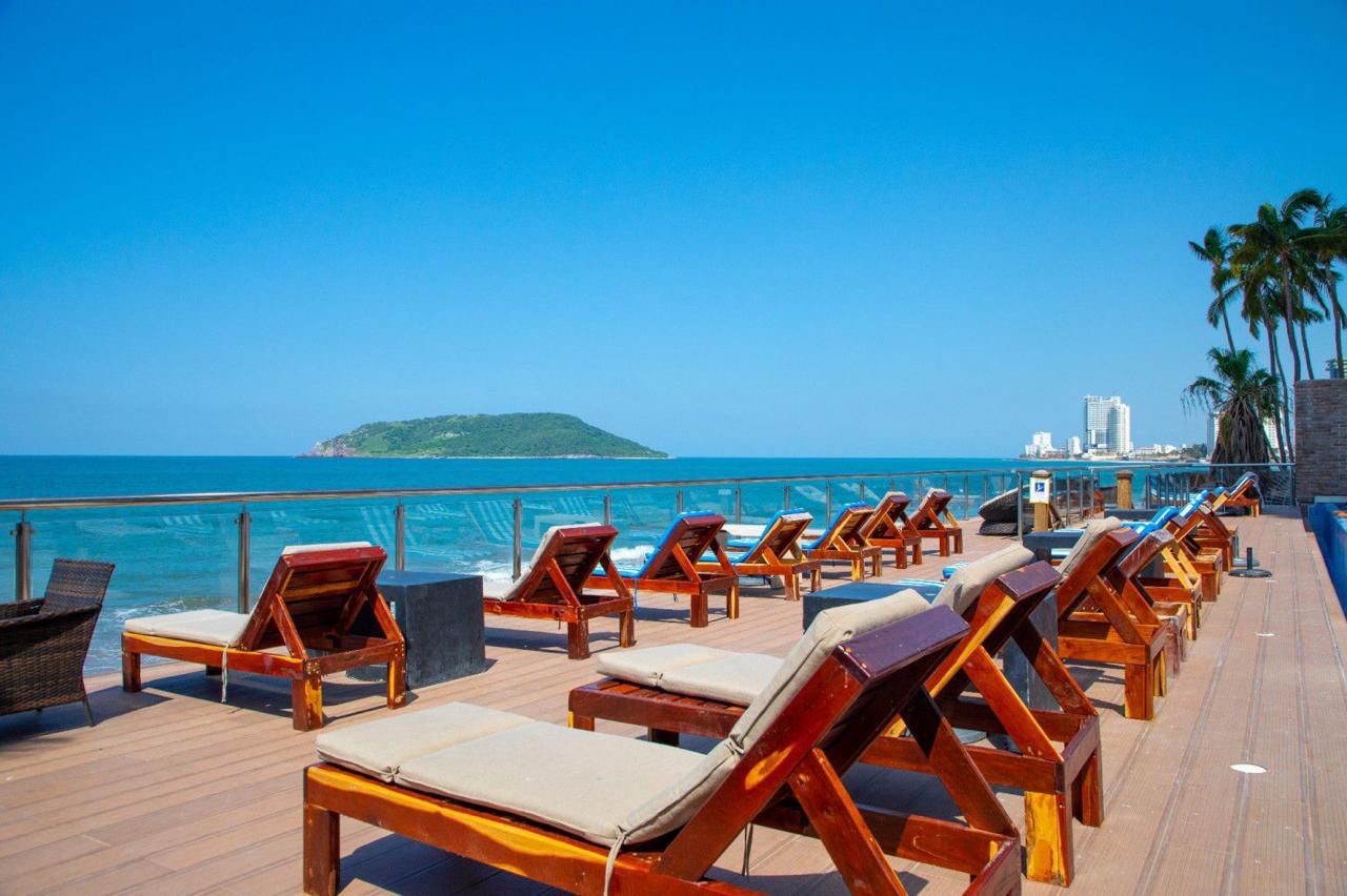 Terraza frente al mar en Mazatlán